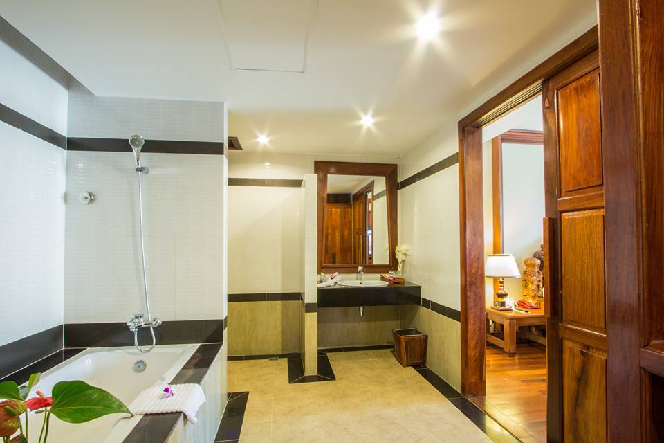 Royal Empire Hotel Siem Reap Bathroom