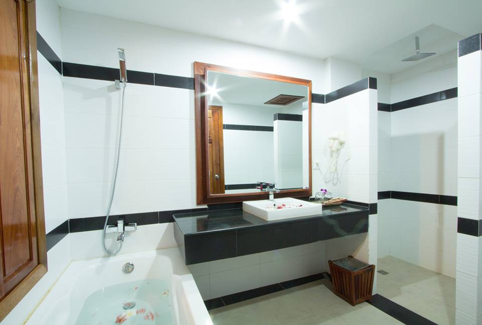 Royal Empire Hotel Siem Reap Bathroom