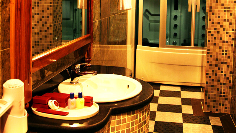 King Fy Hotel bath room